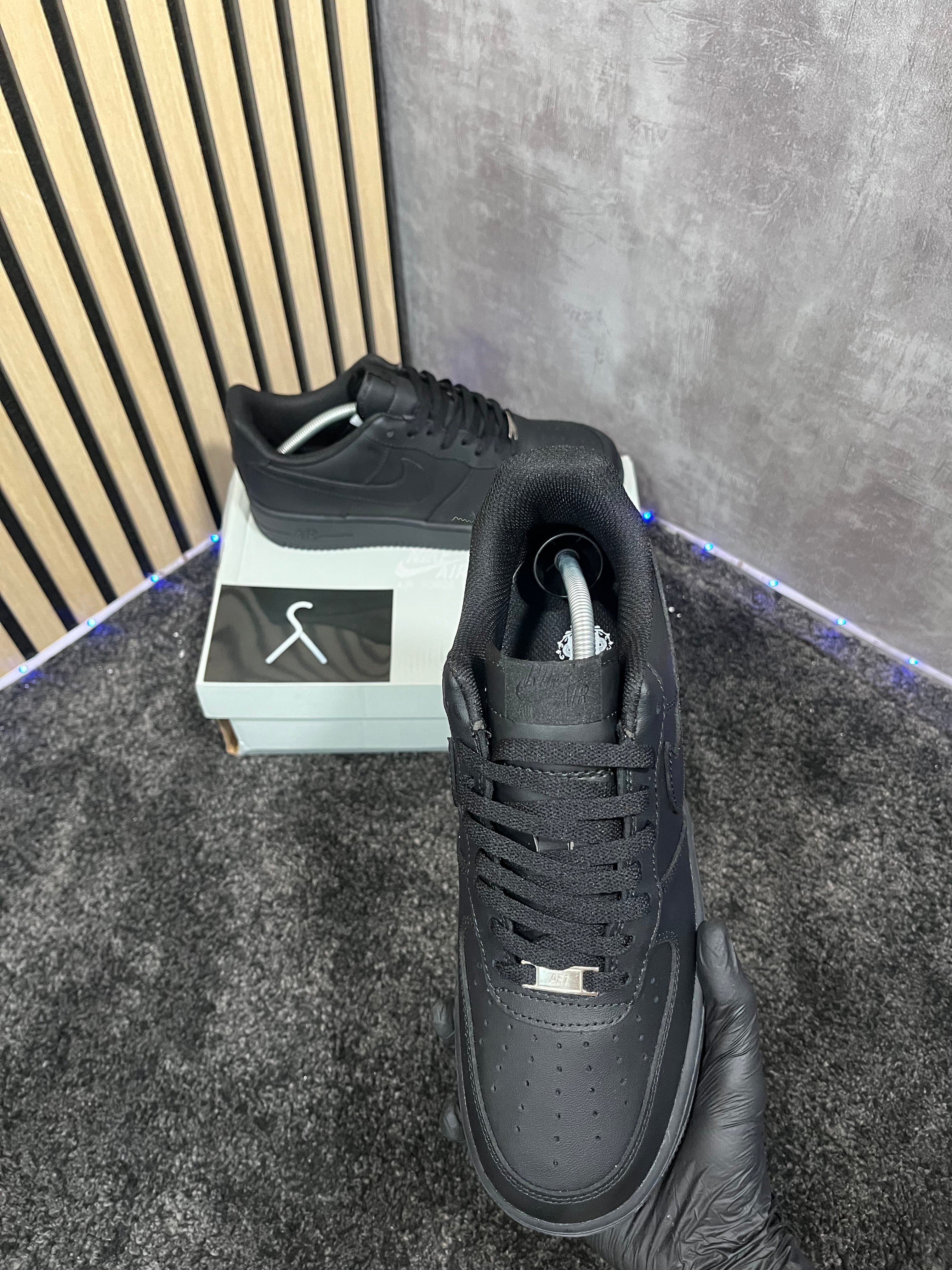 NIKE AIRFORCE 1 NEGRAS