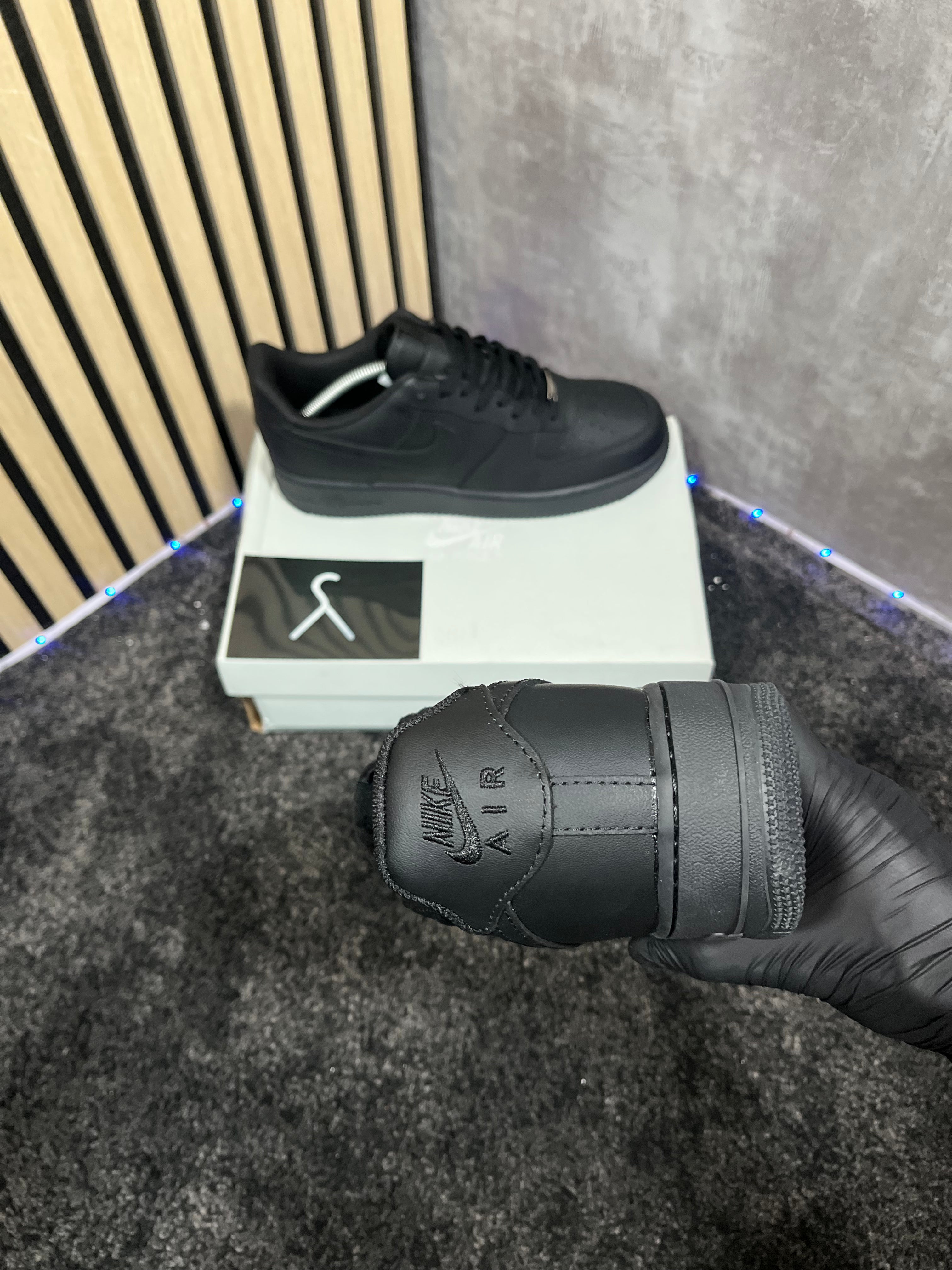 NIKE AIRFORCE 1 NEGRAS