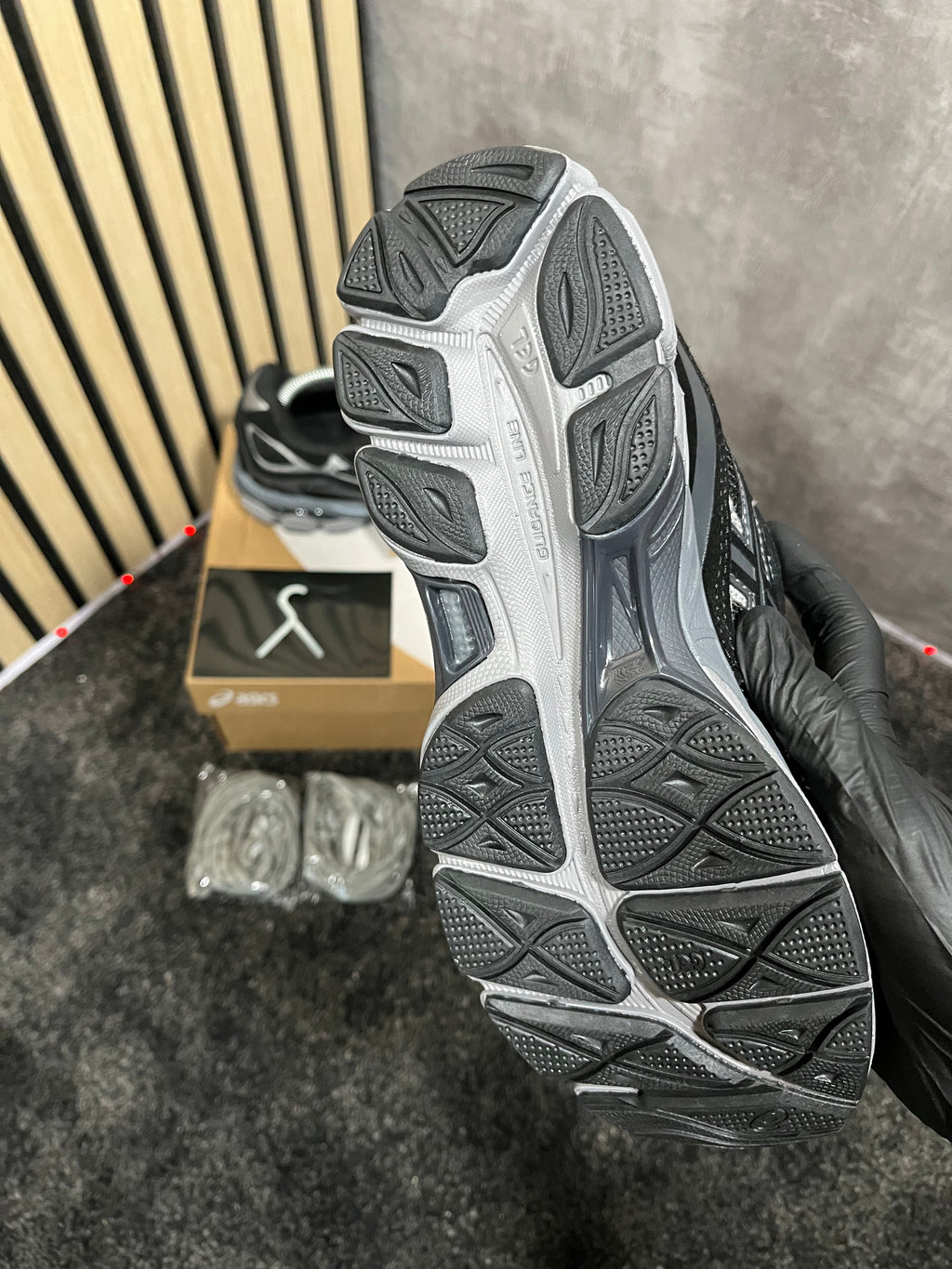 ASICS GEL-NYC NEGRAS DOLBE CORDÓN