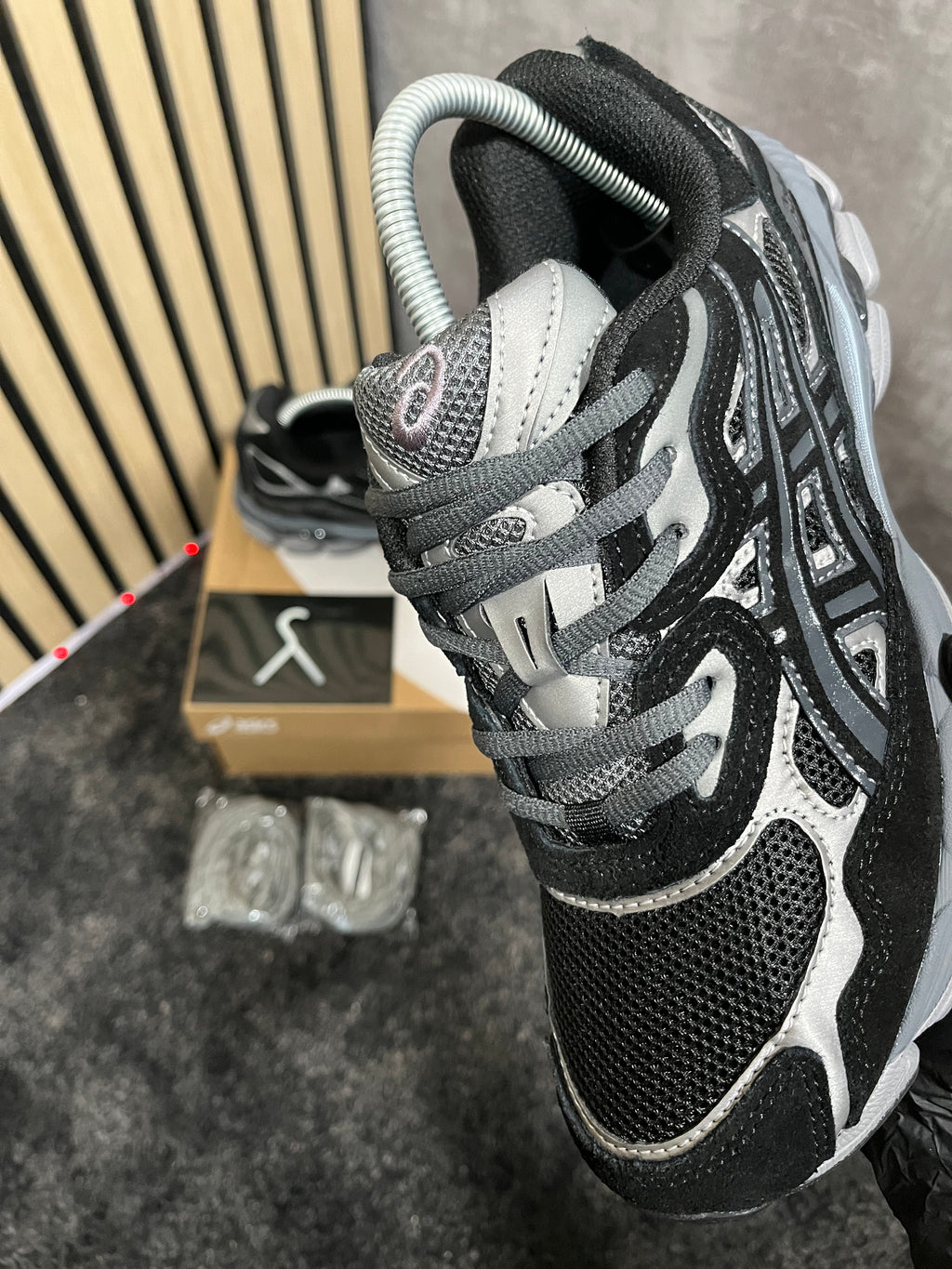 ASICS GEL-NYC NEGRAS DOLBE CORDÓN