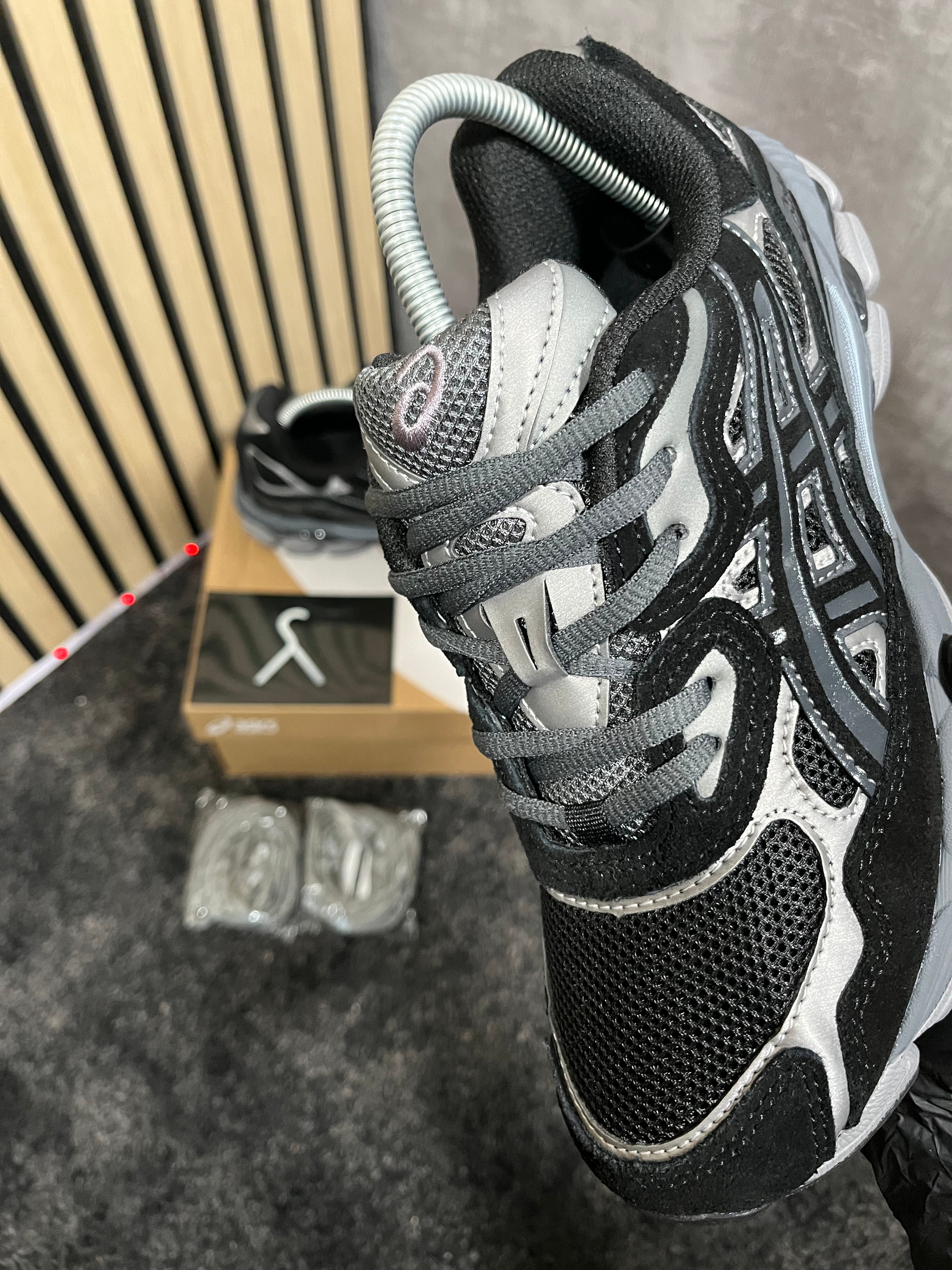 ASICS GEL-NYC NEGRAS DOLBE CORDÓN